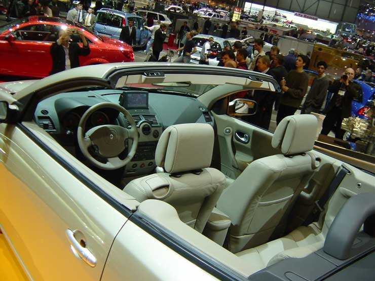 22 másodperc alatt nyitható-zárható a négy milliméter vastag üvegből készült kemény tető