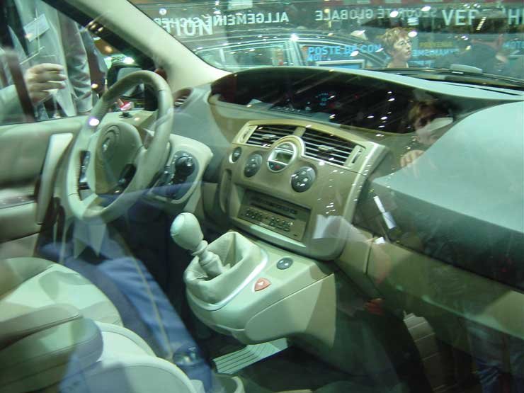 A Scénic belső tere az átrendezhetőség egyik csúcsa ebben a kategóriában. Az ülések kivehetők, sínen csúsztathatók, előrebuktathatók, mindezt egyenként