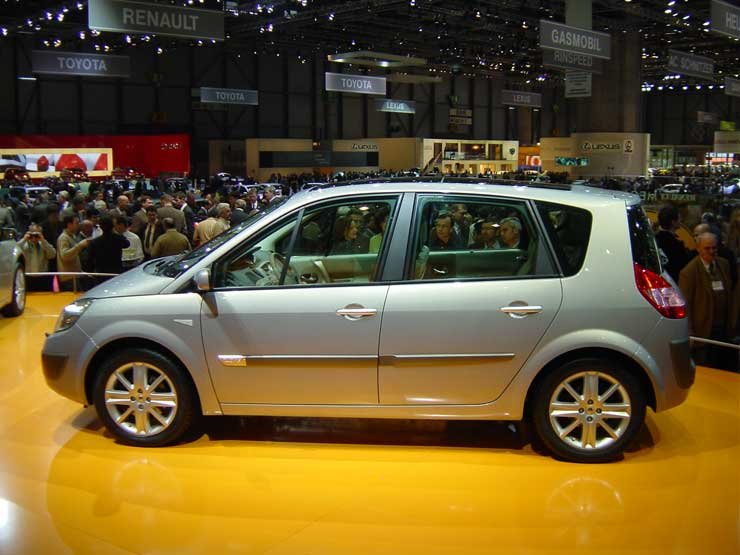 Az Espace-hoz és a Grand Espace-hoz hasonlóan a Scénicből is lesz Grand Scénic, amely jövőre jön. Az ötüléses formája az Espace-éra hasonlít