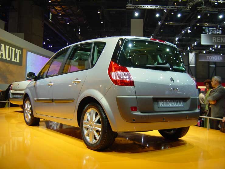 Újdonság a Scénicben a 100 és a 140 lovas turbódízel valamint a kétliteres turbós benzines 163 lóerővel. Magyarországon az év végén várható