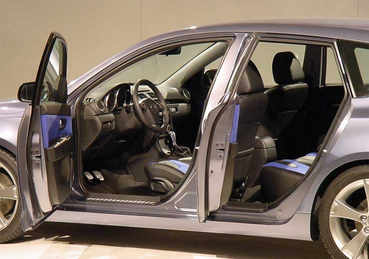 Minőségi kialakítású a belső tér. A tanulmányautó térkínálata alapján nagyon sok hely lesz a széria Mazda3 hátsó ülésein