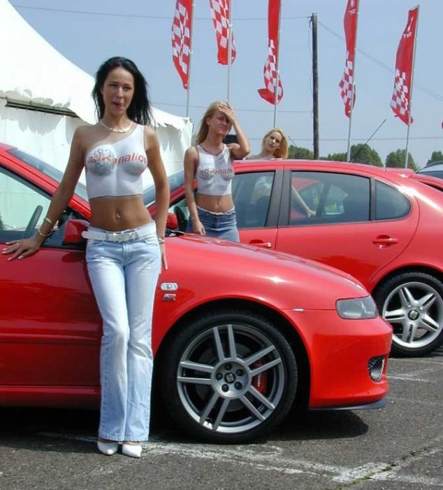 Legalább egy pillantást szenteljünk a 323 milliméteres féktárcsáknak és a Brembo féknyergeknek is