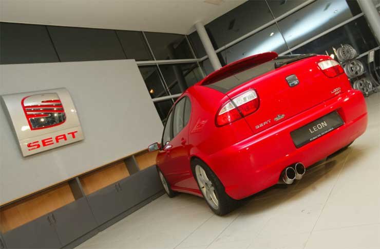 5 990 000 forintba kerül a Sport RR. Az újdonság 20 milliméterrel mélyebben ül, nyomtávja elöl 30, hátul 40 milliméterrel szélesebb a széria Leonnál