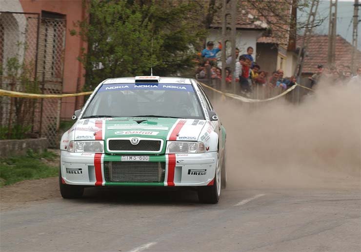 7397_70425_1000x700.jpg | Vezess | Vezess Nagyon jól sikerült Szabó Gergő bemutatkozása az Octavia WRC-vel. A pilóta elégedetten nyilatkozott az autóról. Fotó: mediafoto.hu