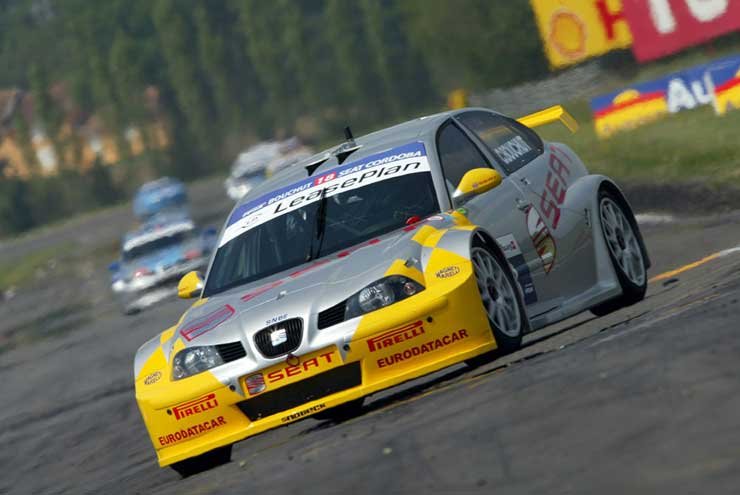 Nem csak a túraautó EB-n indul a Seat. Christophe Bouchut néhány napja futamot nyert a francia túraautó bajnokságban a képen látható sziluett Cordobával