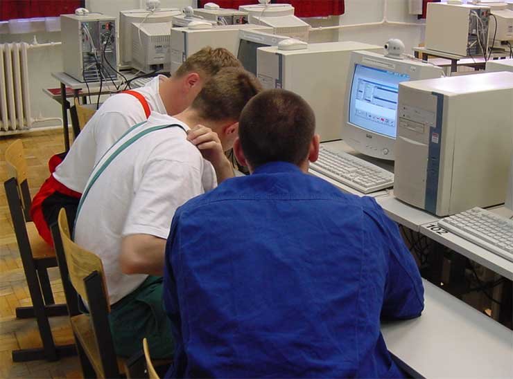 7404_70488_1000x700.jpg | Vezess | Vezess A jelen autószerelőinek már számítógépes ismeretekkel is rendelkezniük kell