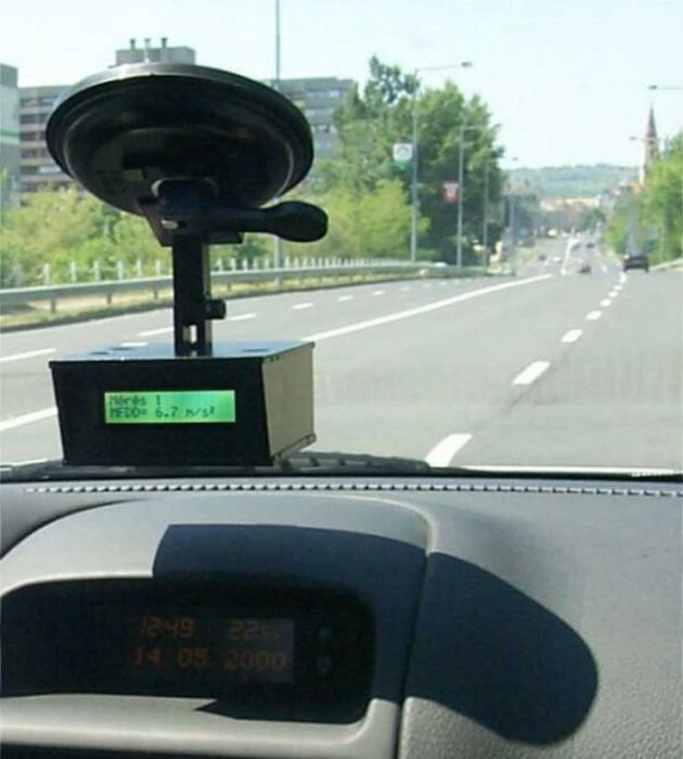 Menetközben is egyszerűen és biztonságosan kezelhető a műszer.   A legutolsó fékezés adatait azonnal leolvashatjuk a kijelzőről