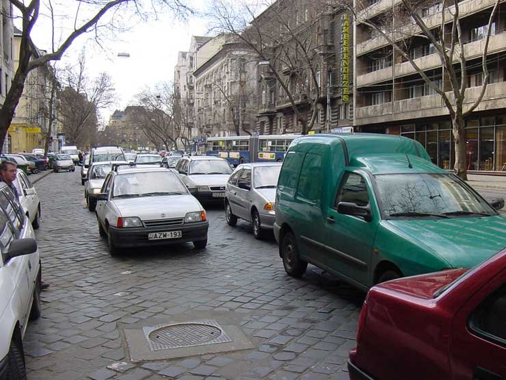 Bár idén kevesebb pénz jut a budapesti utak felújítására, a dugók biztos nem lesznek kisebbek, mint tavaly