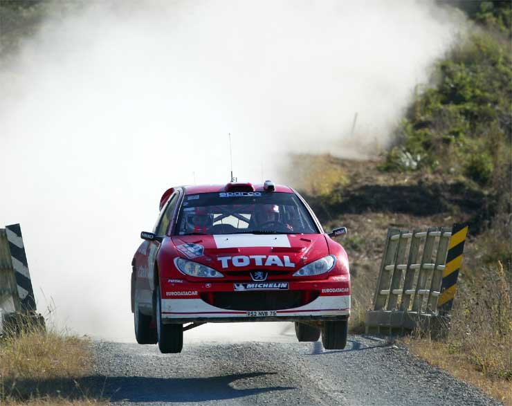 7431_70703_1000x700.jpg | Vezess | Vezess Richard Burns eddig még nem nyert futamot, de kiegyensúlyozott versenyzésének köszönhetőn vezeti az egyéni pontversenyt