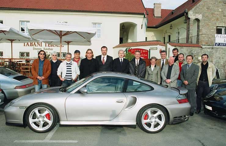 7432_70714_1000x700.jpg | Vezess | Vezess 15 taggal alakult meg a Porsche-klub. A cél, hogy egy éven belül 40 főre nőjön a létszám