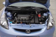 A Honda hagyományoktól eltérően a Jazz motorja hengerenként kétszelepes. A 83 lovas motor élénken viszi az autót