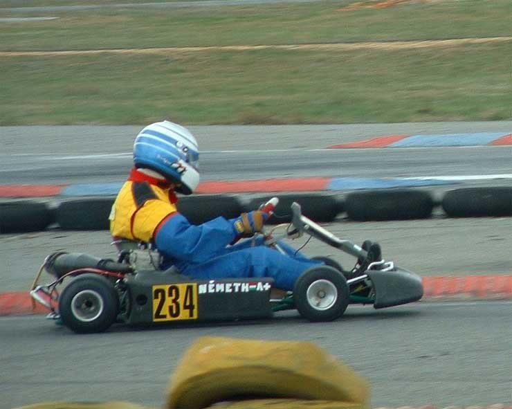 7443_70825_1000x700.jpg | Vezess | Vezess Németh Attila volt a leggyorsabb a Top 100 időmérő edzésén. Bár a versenyt a rossz időjárási körülmények ellenére megrendezték, hivatalos végeredménye nem lett. A futamot meg kell ismételni