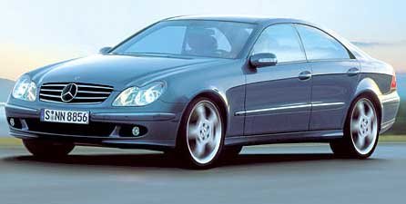 A négy kerek lámpás orr-rész sokat változik. A tetőív dinamikusabb a limuzinnál