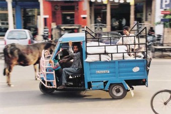 Időutazás Indiában - Rendhagyó gyárlátogatás a Volvo Trucks-szal