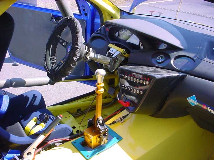 7468_70984_1000x700.jpg | Vezess | Vezess A váltókar alumíniumból készül, csak a felületkezelés miatt nyerte el ezt az érdekes vöröses színt