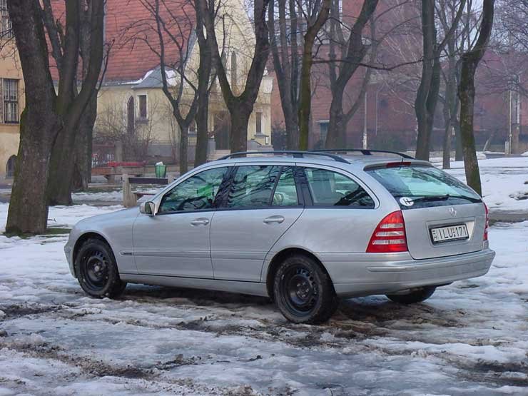 400 Nm-es nyomatékát kihasználva elemi erővel gyorsul a 270 CDI