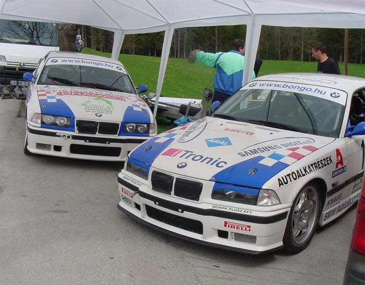 8839_77951_1000x700.jpg | Vezess | Vezess Bongo és Frici szinte tökéletesen azonos autóval indult, csak minimális optikai eltérések vannak az autók között