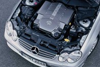 163 lóerős az 1,8-as kompresszoros alapmotor, a CLK 55 AMG 5,4 literes erőgépe 367 lóerőt teljesít