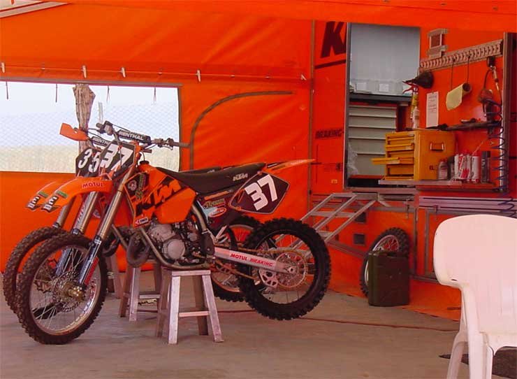 8920_78194_1000x700.jpg | Vezess | Vezess A cseh KTM csapat profi versenykamionnal érkezett az EB-re