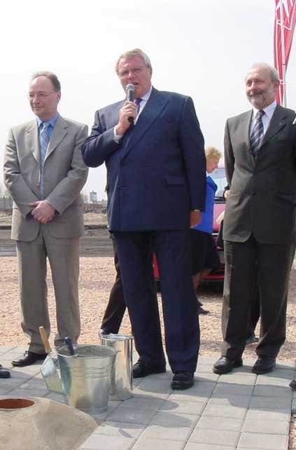 A gazdasági és a munkaügyi miniszter mellett Michel Bricout, a Citroën nemzetközi igazgatója is részt vett az alapkőletételen