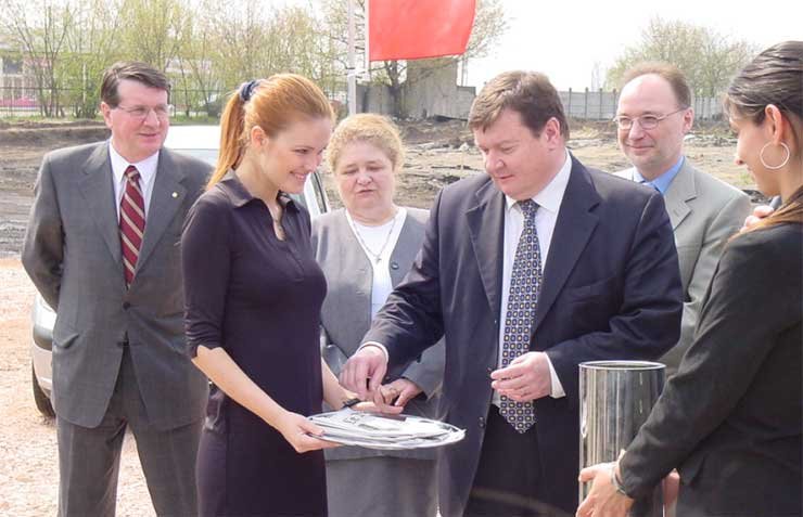 Az alapkő egy április 15-i Le Monde napilapot, egy százforintos és egy 1 eurós érmét, sót és egy az importőr dolgozóiról készített fényképet rejt 