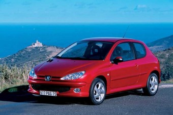 Frissebb Peugeot 206-os