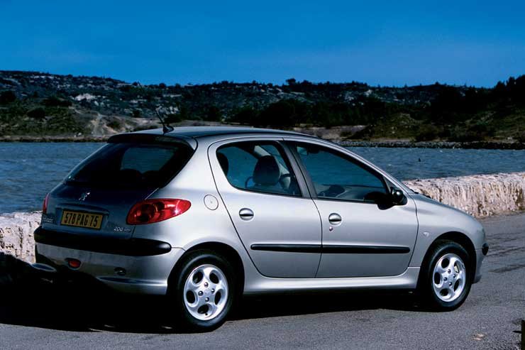 A 307-eséhez hasonló hátsó lámpák kerültek a 206-osra