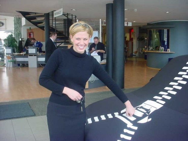 Oroszlán Szonja Mini-vel jár