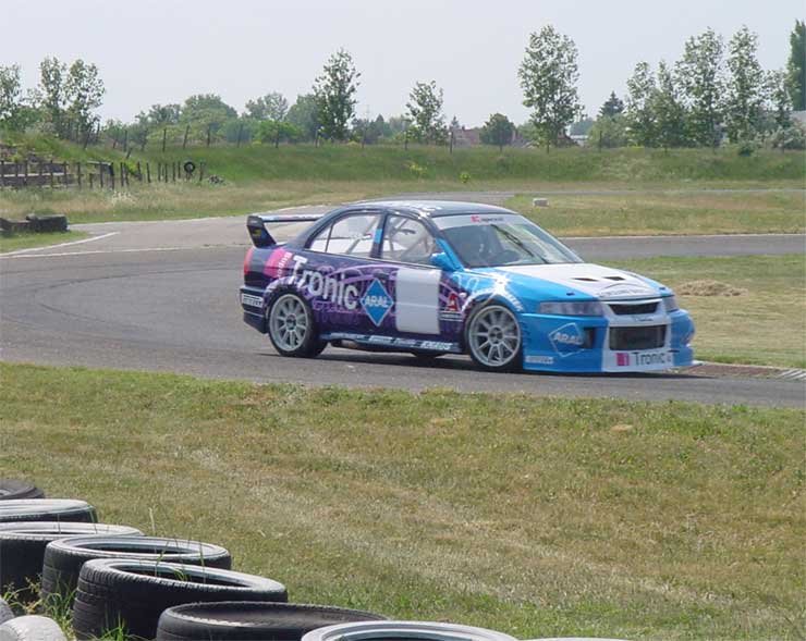 A Motec vezérléssel 600 lóerő körül van az autó teljesítménye. A gyorsulás 2,5-2,8 másodperc százra