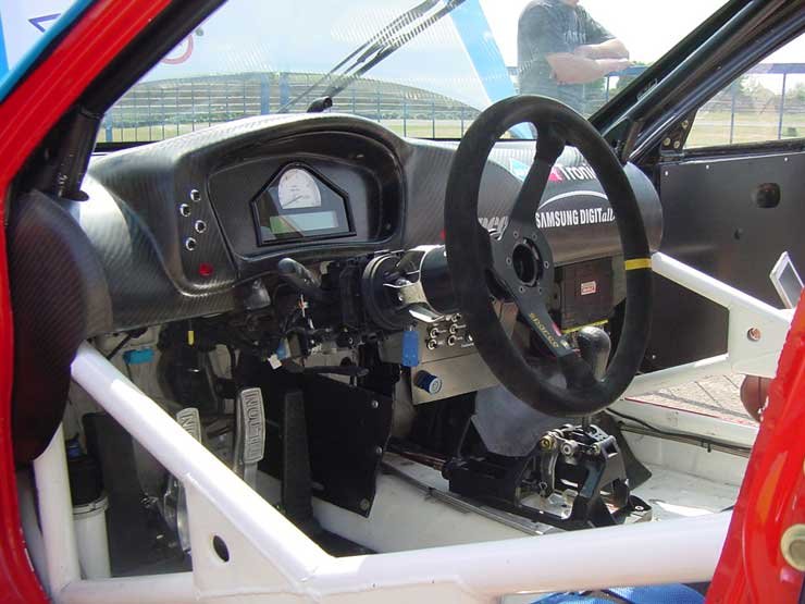 Belül állítható pedálok, tűzoltó készülék és kevlár betétek fogadják a pilótát, a váltást egy led felvillanása jelzi