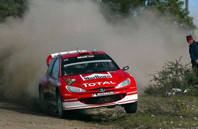 7346_70078_1000x700.jpg | Vezess | Vezess Bár még várat magára Richard Burns első idei futamgyőzelme, ám kiegyensúlyozott versenyzéssel továbbra is vezeti a világbajnoki pontversenyt