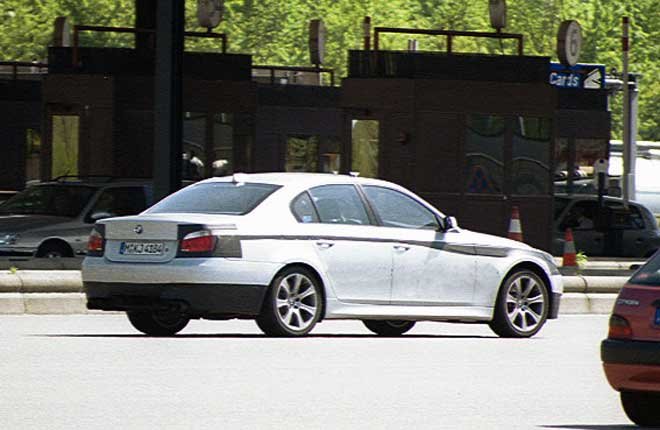 7358_70118_1000x700.jpg | Vezess | Vezess Több sportos modell is lesz az E60-as sorozatban. Az 540i az M5-ös ruhájába bújik, míg az esetleg megvalósuló turbós erőforrás 400 lóerős teljesítményével hódíthat