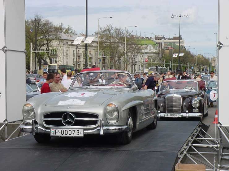 A stuttgarti Mercedes-Benz Classic Centerből érkezett a 300 SL és az Adenauer kabrió