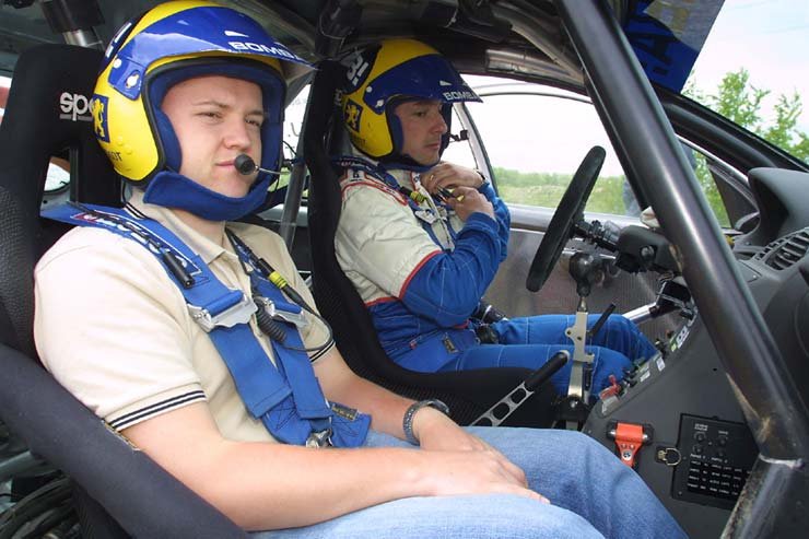 Nem sok mozgásteret hagy a biztonsági öv a navigátornak. A nagy zaj miatt szinte nélkülözhetetlen a hangosítás