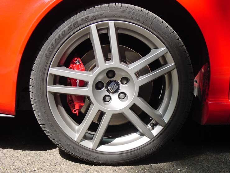 18 colos felni és Brembo fék jár a Cupra R-hez