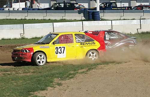 8813_77842_1000x700.jpg | Vezess | Vezess Révész Balázs autójának többször nekiment osztrák ellenfele végül defektet kapott, ami miatt az utolsó helyen ért célba a divízió 4 H-ban