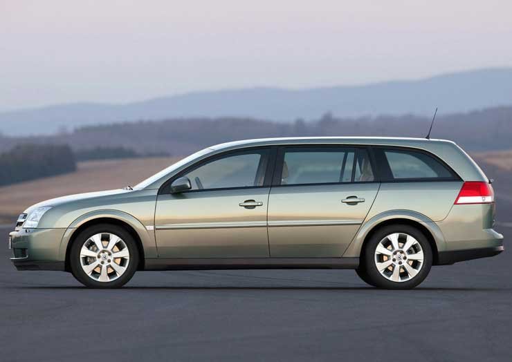 Egyelőre csak a jobb kormányos Vauxhall Vectra kombi képei jelentek meg, de a vele megegyező Opel Vectra kombi is hamarosan látható lesz