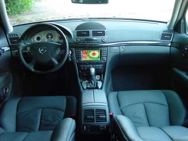 Magyarországon navigálni nem tud a navigációs rendszer, de kiváló kép- és hangminőséggel játssza le a DVD filmeket