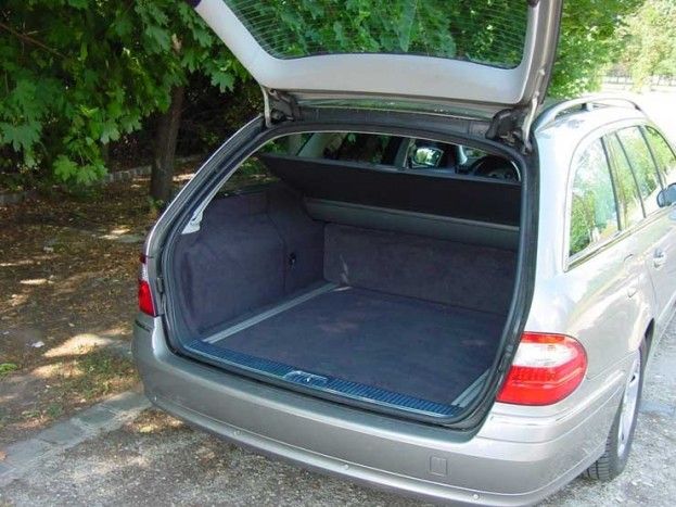 Alaphelyzetben is óriási a csomagtér, de a 690 liter az ülések döntésével közel 2 köbméterre növelhető
