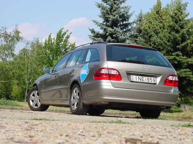 Nem kell magasra emelni a nehéz bőröndöket, mivel az ajtó mélyen belenyúlik a lökhárítóba