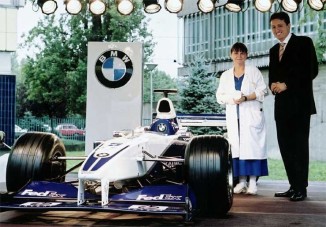 Testközelben Schumacher és Montoya autója