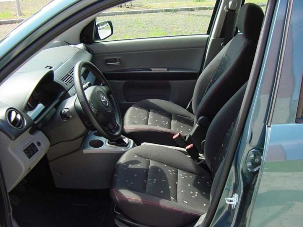 Jópofa a Mazda2-es belseje, az ülések kényelmesek, viszonylag kemények. A kormány csak fel-le állítható