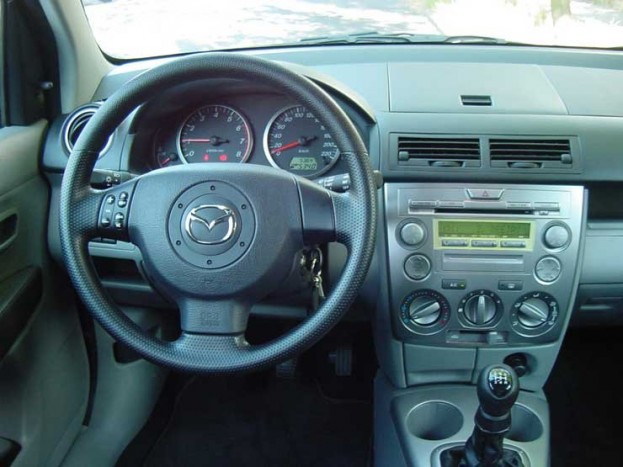 Hasonló a Mazda6-oséhoz a középkonzol, csak a sárga kijelző mutat furán