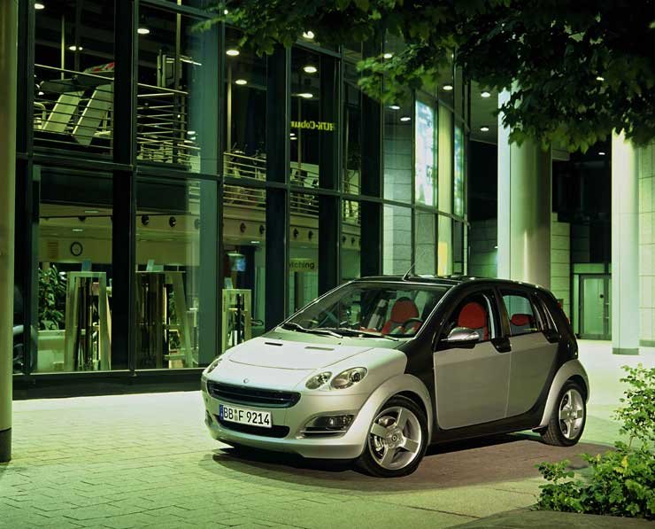Három benzin- és két dízelmotorral lesz kapható a smart forfour. Németországban annyiba fog kerülni az autó, mint egy Volkswagen Polo