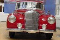 A Mercedes Benz 300-as az 50-es évek luxusautója