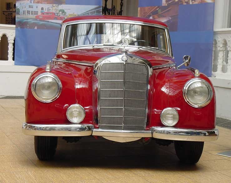 A Mercedes Benz 300-as az 50-es évek luxusautója