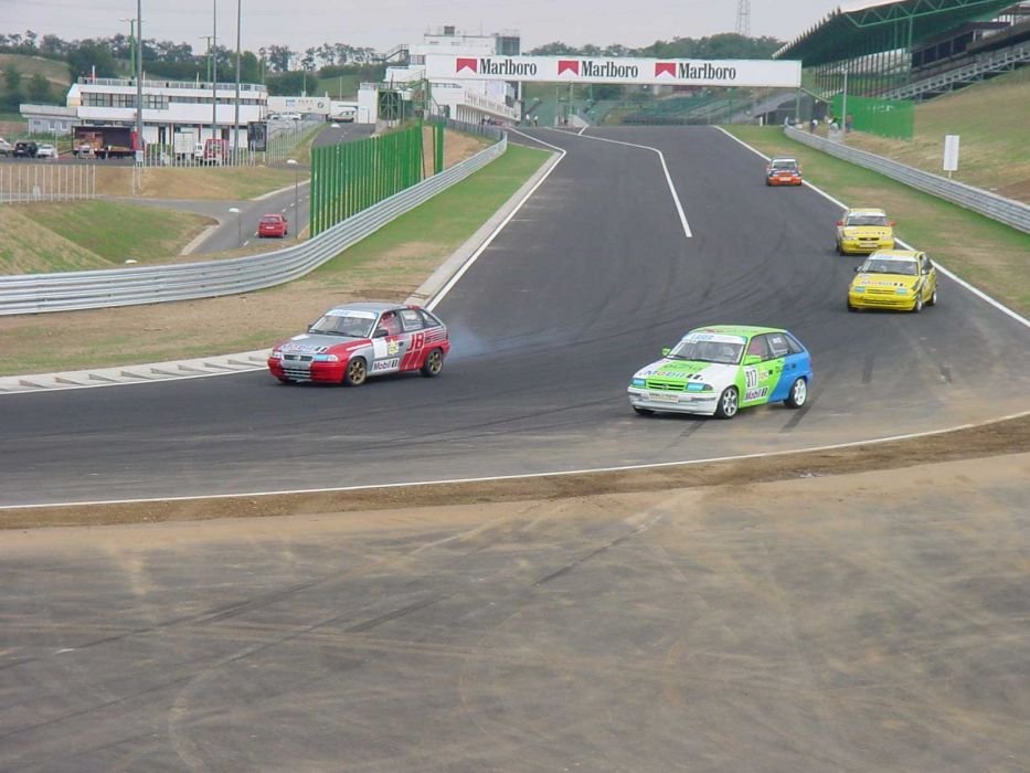 A meghosszabbított célegyenes végén sokan elszámították a féktávot és a bukótérben kötöttek ki