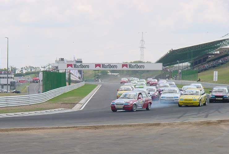 A rajt utáni tumultus után gyorsan több részre szakadt a mezőny  