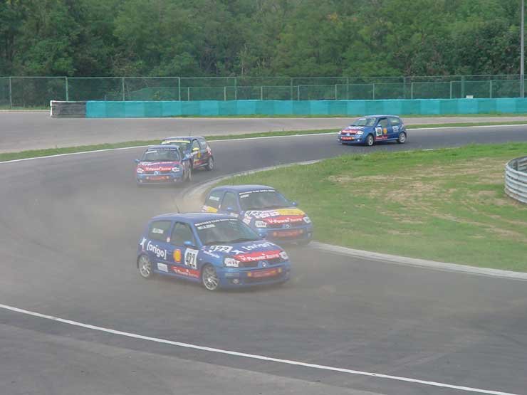 A komoly küzdelmek néhol jócskán összeporozták a pályát 