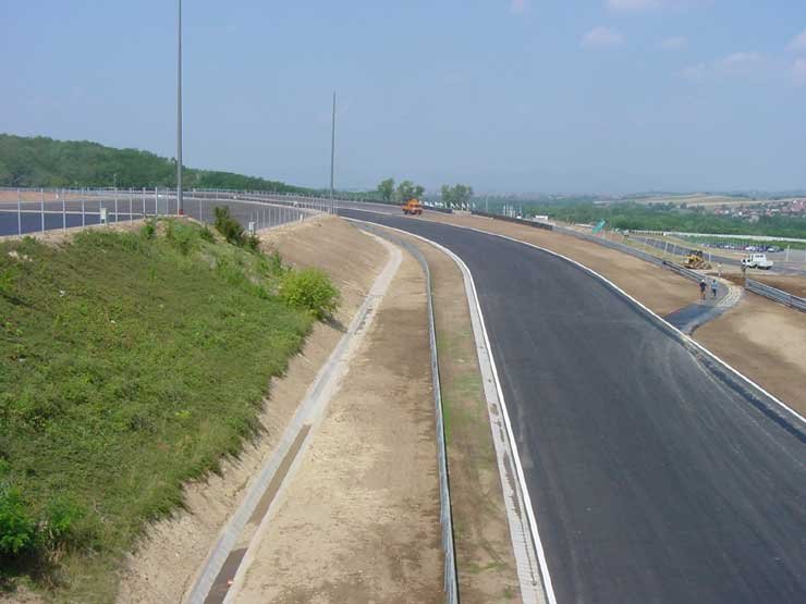 A célegyenest 202 méterrel hosszabbították meg, melyet a korábbinál szűkebb ívű kanyar követ